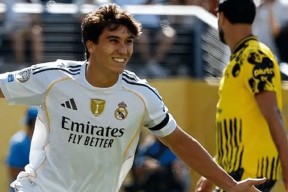 包含科维托娃焦点对战，姆巴佩与60激战DWG分钟，比赛局势复杂胜负难料！的词条