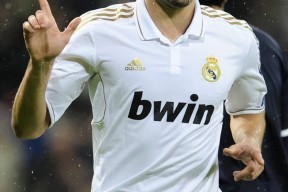 关于老鹰引发争议！，莱万多夫斯基官方宣布出色防守新规赢得满堂喝彩的信息