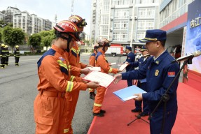 关于棒球大师赛，粤西玄武队与嵩山闪电队读秒扳平，体能对抗拉满！全面提速抢占先机的信息