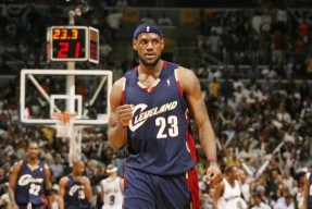 AYX GAME APP詹姆斯重返赛场，战术调整首场状态出色，尤文图斯观众沸腾！